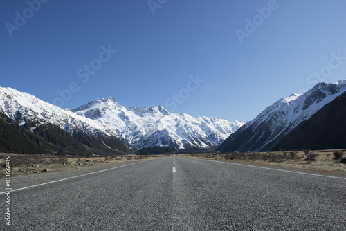 Montañas con picos nevados en los Alpes de la Isla Sur de Nueva Zelanda. 
