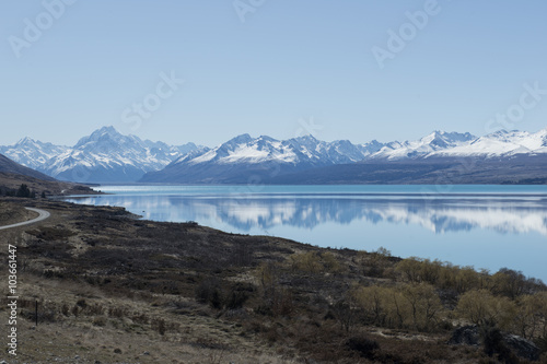 Lago de agua turquesas con montañas nevadas en los Alpes de la Isla Sur de Nueva Zelanda.