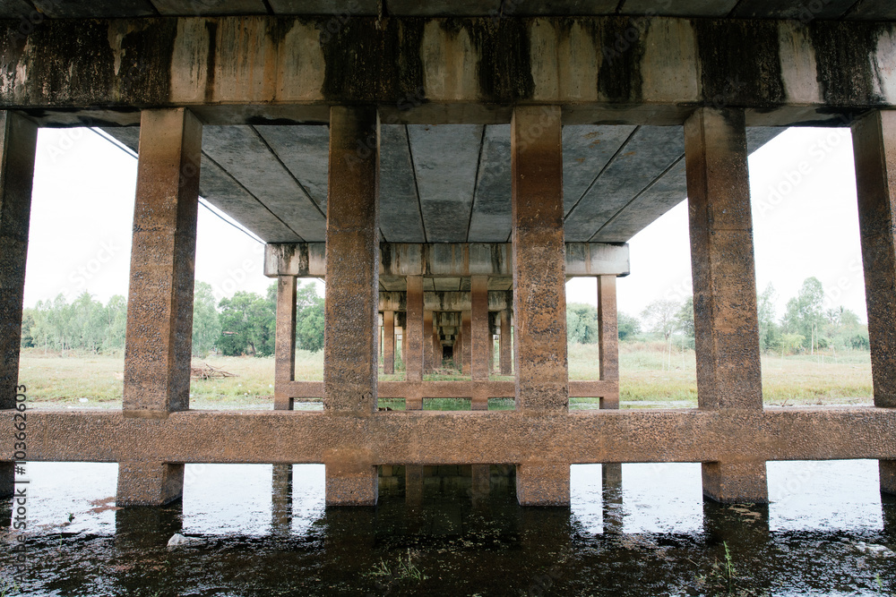 Obraz premium Under view of the bridge with rusty and shape - Architecture detail