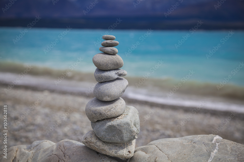 Fototapeta premium Steinmännchen aus Kieselsteinen am Strand