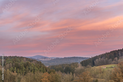 Sonnenuntergang und Abendrot im Bayerischen Wald mit Blick auf den Berg Lusen