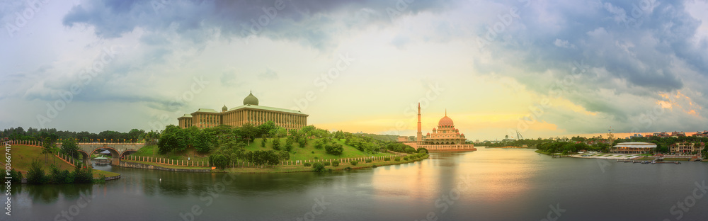 Obraz premium Panorama of sunset over Putrajaya and Mosque, Kuala Lumpur