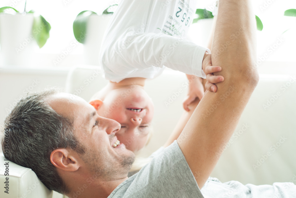 Junger Vater spielt mit seinem Sohn zuhause Junger Vater spielt mit seinem Sohn zuhause