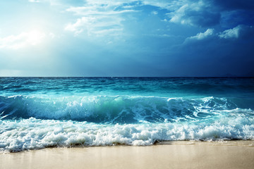 Fotobehang Oceaan golven Golven aan strand van Seychellen  © Iakov Kalinin