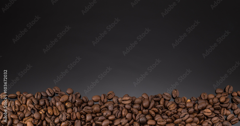 Kaffeebohnen mit schwarzen Hintergrund