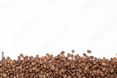 Kaffeebohnen mit weißen Hintergrund © christophstoeckl