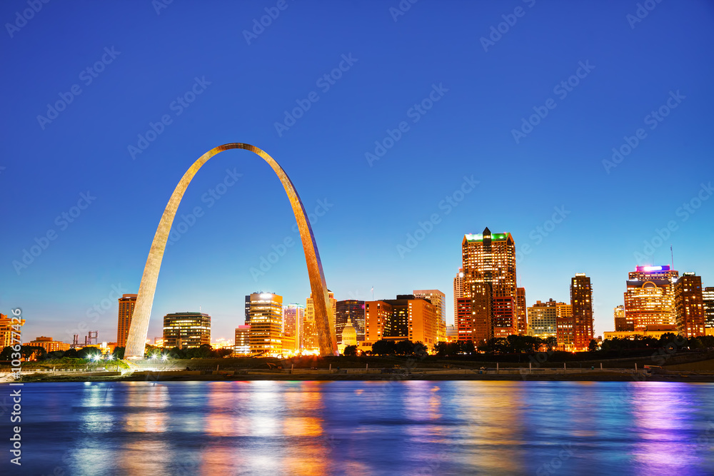 Obraz premium Downtown St Louis, MO with the Old Courthouse and the Gateway Ar