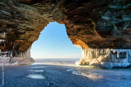 Fotografia Ice-laden shoreline sandstone formations on Wisconsin's Apostle Islands National Lakeshore near Meyer's beach; Lake Superior