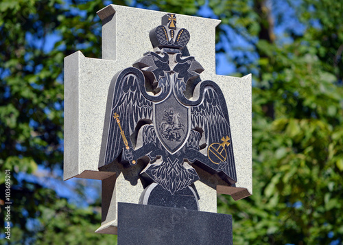 Plakat w ramie Двуглавый орёл на византийском кресте с опущенными крыльями, венчающий обелиск