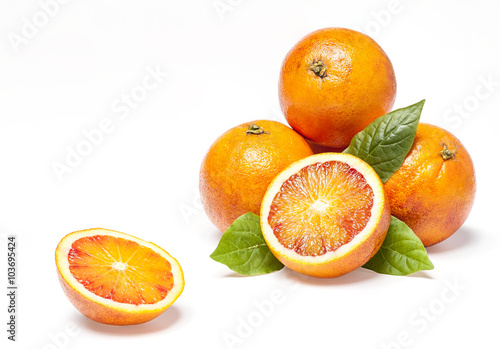 Apfelsine aufgeschnitten auf weissem Hintergrund