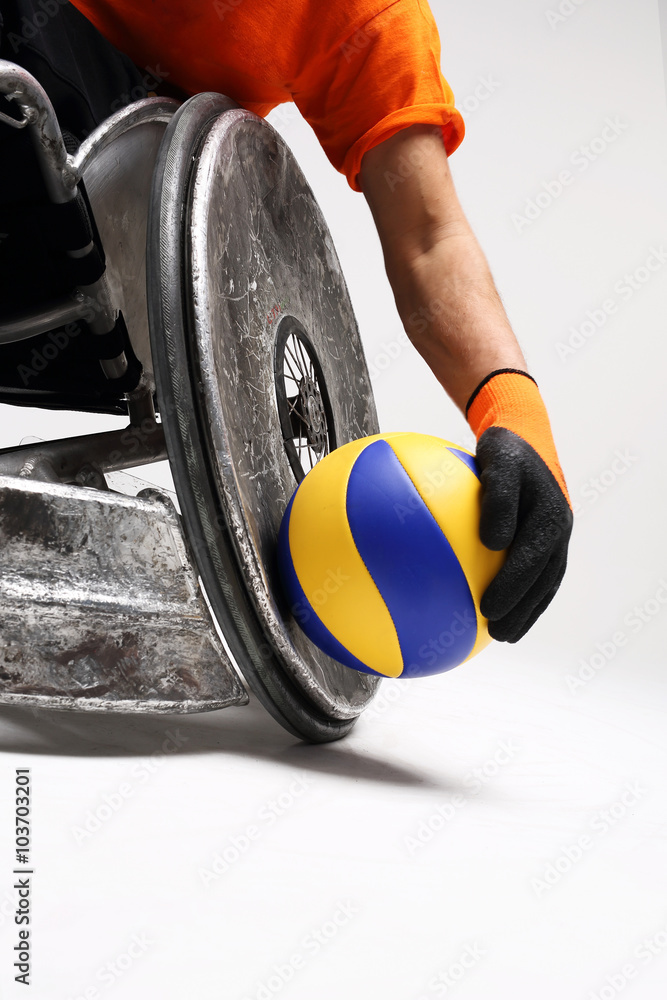 Sport na wózku inwalidzkim.Mężczyzna na sportowym wózku  inwalidzkim z piłką  - obrazy, fototapety, plakaty 