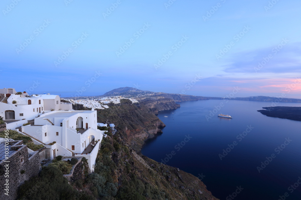 Obraz premium Santorini at sunset, Mediterranean sea, Greece.