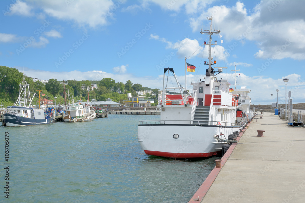an der Hafenmole im Hafen von Sassnitz auf der Insel Rügen in Mecklenburg-Vorpommern,Ostsee,Deutschland an der Hafenmole im Hafen von Sassnitz auf der Insel Rügen in Mecklenburg-Vorpommern,Ostsee,Deutschland