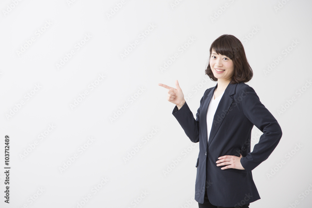 スーツの女性