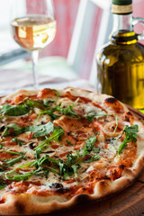 Fototapete Pizzeria Pizza mit Tomaten und Basilikum  © natashaphoto