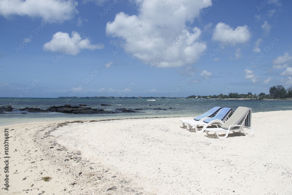Transat sur une plage de sable blanc à l'île Maurice Transat sur une plage de sable blanc à l'île Maurice