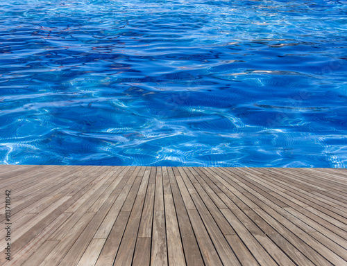  plage de piscine bleue en bois 