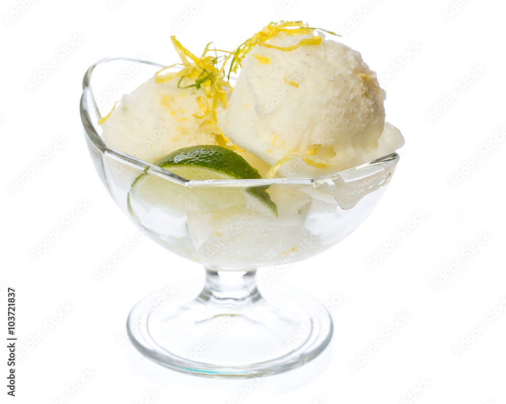 Eis: Sorbet mit Zitrone vor weißem Hintergrund - obrazy, fototapety, plakaty 