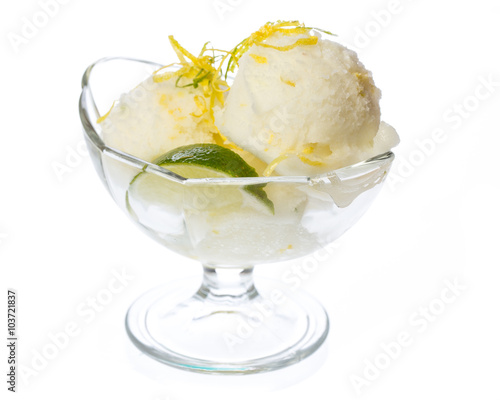 Fotografie Eis: Sorbet mit Zitrone vor weißem Hintergrund