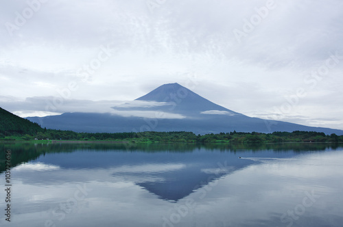 湖面に写る朝の富士山