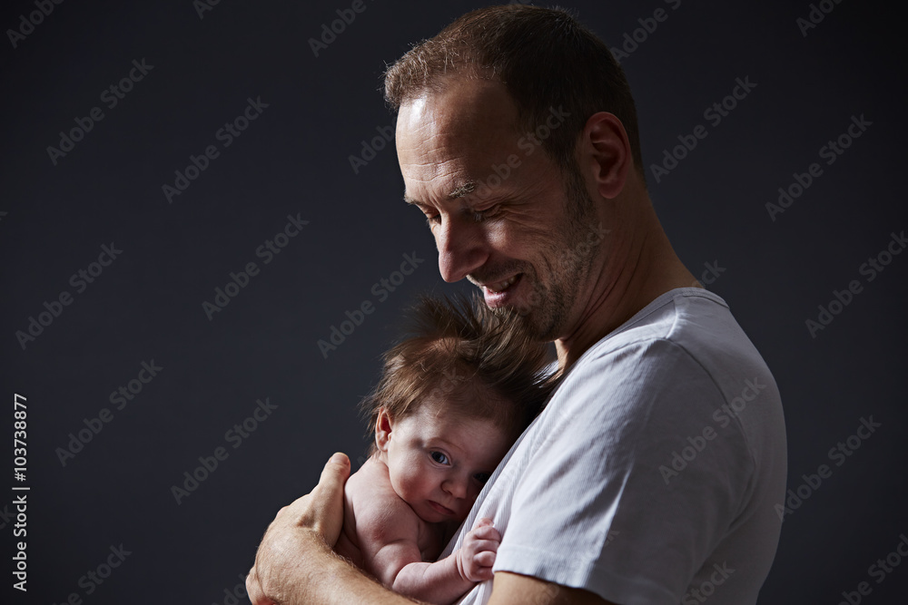 Mann trägt Baby in den Armen 4 Mann trägt Baby in den Armen 4