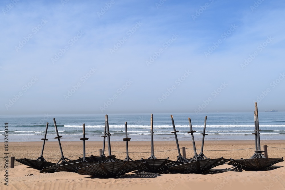 Hier stehen die Sonnenschirme am Strand auf dem Kopf Hier stehen die Sonnenschirme am Strand auf dem Kopf