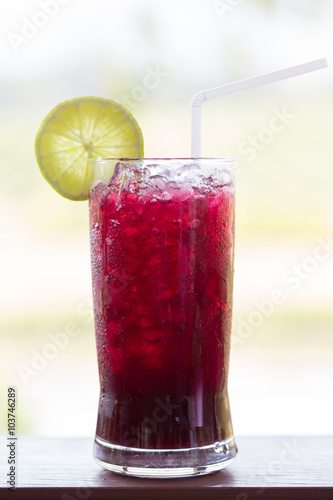 Fotografia Grape juice with lime soda
