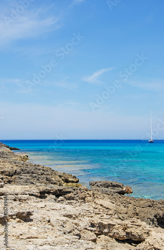Mallorca, Isole Baleari, Spagna: una barca a vela a Cala Torta, una delle spiagge più selvagge e meno affollate dell'isola, 6 giugno 2012  © Naeblys
