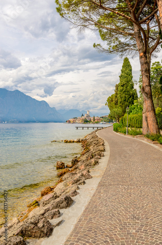 Fototapeta Naklejka Na Ścianę i Meble -  Beautiful peaceful lake Garda, Italy
