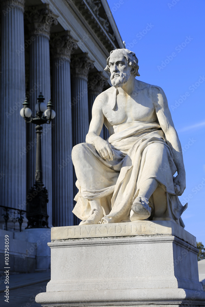 Fototapeta premium Statue des antiken Geschichtsschreibers Thukydides vor dem Wiener Parlament