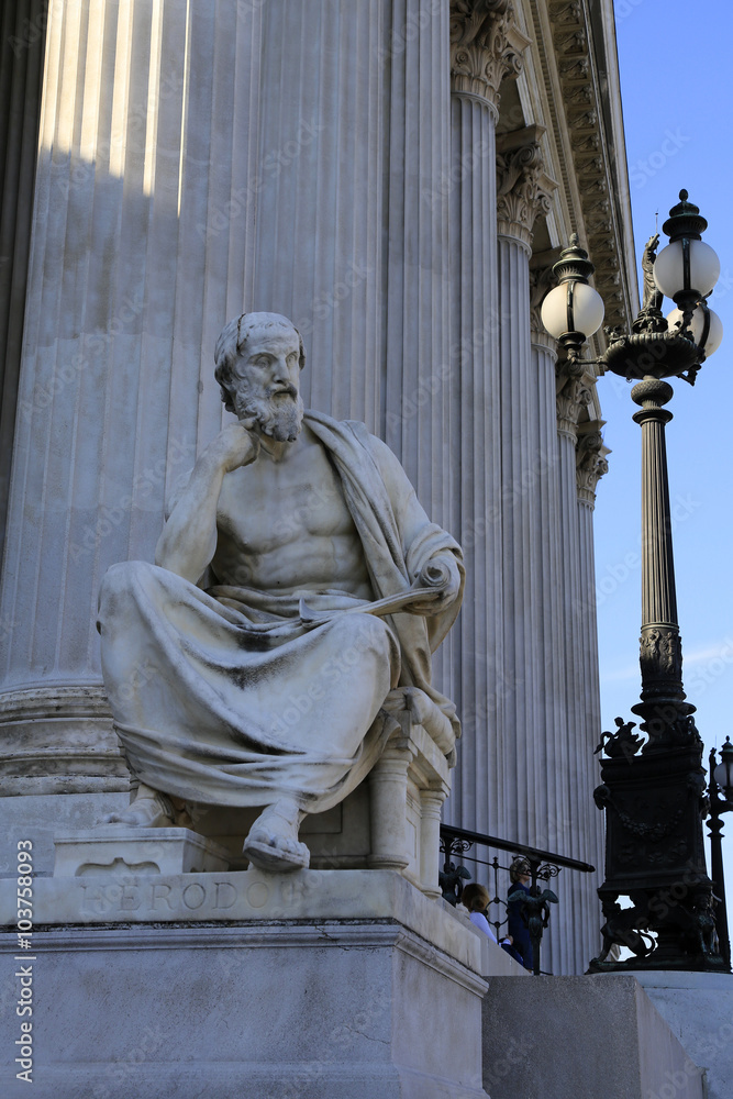 Fototapeta premium Statue des antiken Geschichtsschreibers Herodot vor dem Wiener Parlament