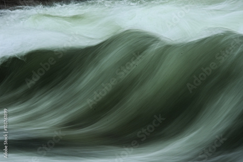 Tosende Welle in Bewegung und weißer Schaumkrone
