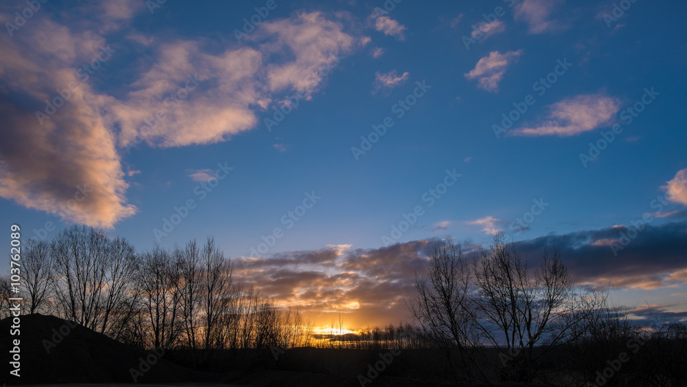 Fototapeta premium Landschaft im Sonnenuntergang