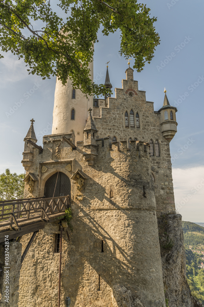 Obraz premium Schloss Lichtenstein mit Zugbrücke auf massivem Felsen 