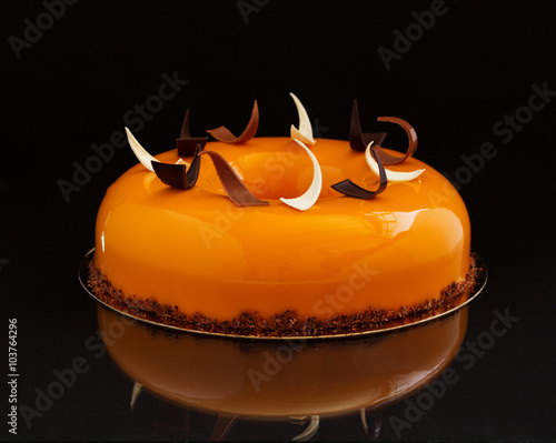 Modern cake covered with chocolate glyassazhem.