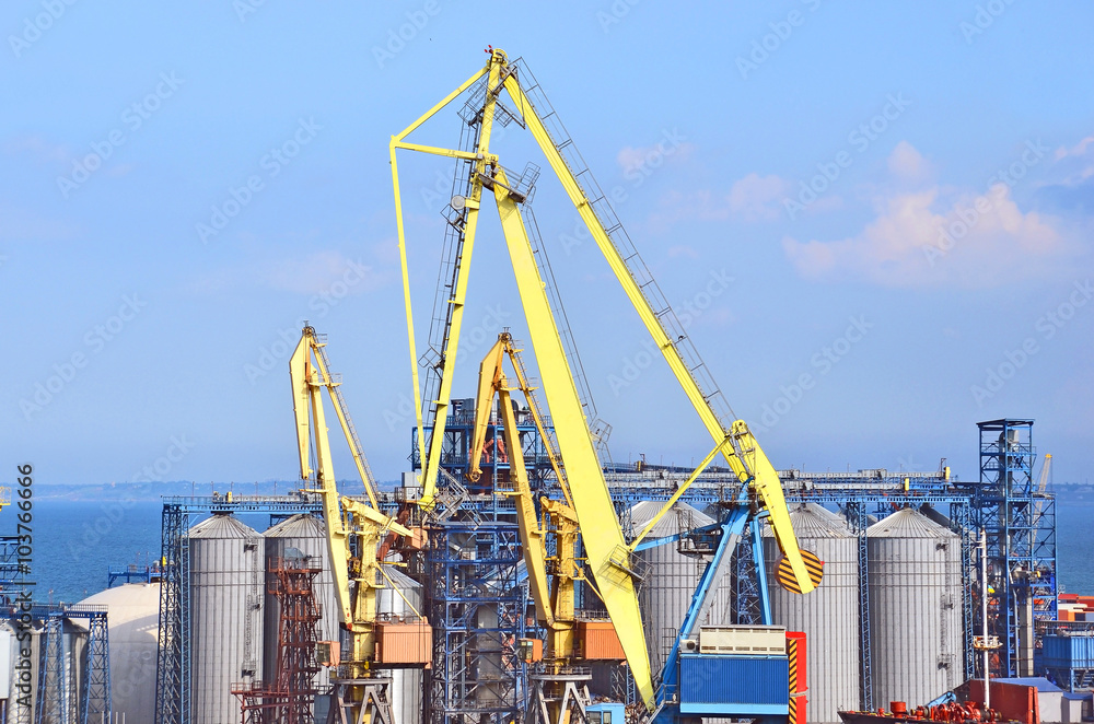 Cargo crane and grain dryer Cargo crane and grain dryer