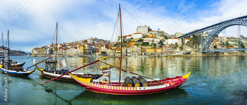 Obraz na plátně panorama of beautiful Porto with traditional boats. Portugal