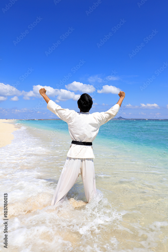 南国の美しいビーチで鍛える男性