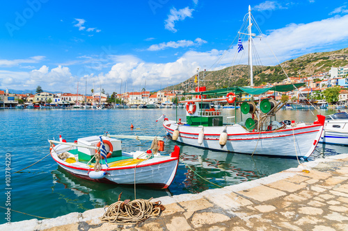 Tradycyjne kolorowe Greckie łodzie rybackie w Pythagorion porcie, Samos wyspa, Grecja