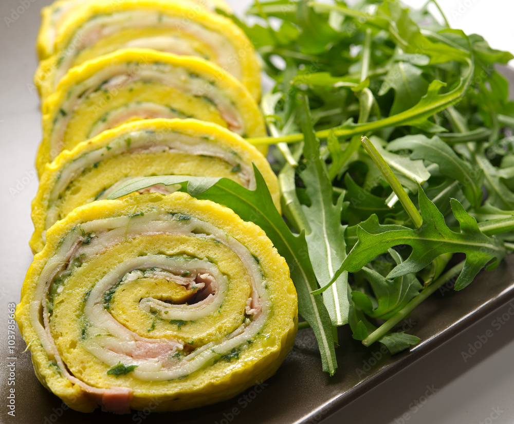 Foto Stock Rotolo di frittata con pesto di rucola, prosciutto e