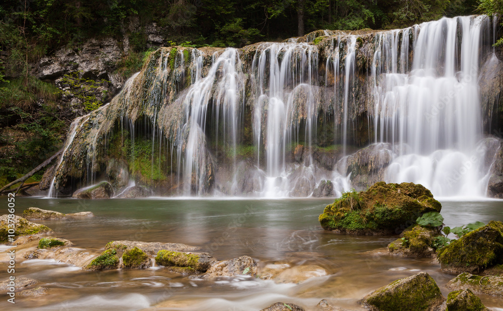 Obraz premium Cascade en plein nature, avec rochers et mousse