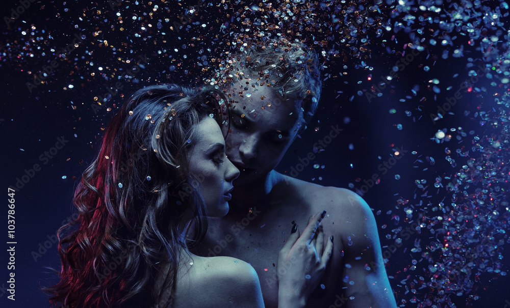 Fototapeta Romantyczny portret młodych kochanków obsypanych konfetti