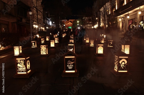 灯明の灯り/夜の街に灯ろうが並ぶ風景