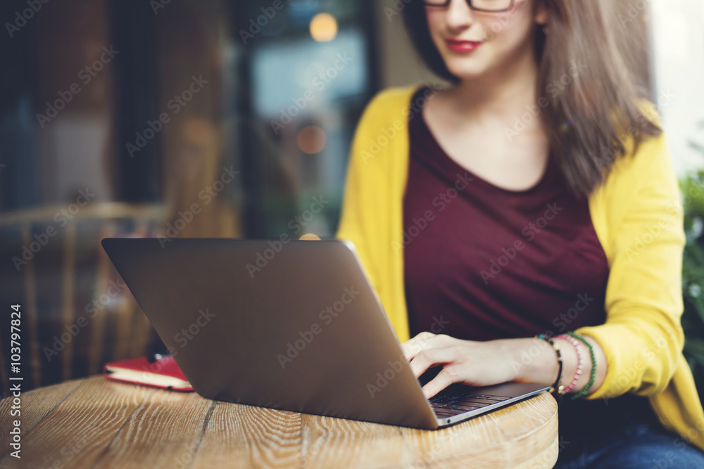 Woman Laptop Browsing Searching Social Networking Technology Con Woman Laptop Browsing Searching Social Networking Technology Con