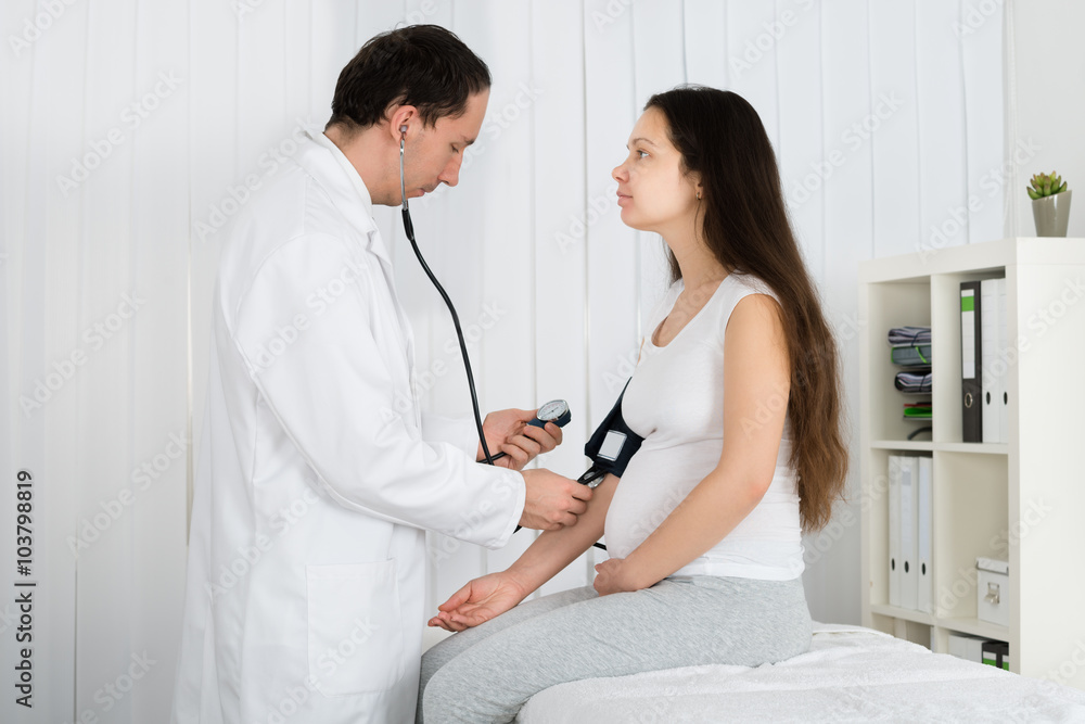 Obraz premium Doctor Checking Blood Pressure Of Pregnant Woman
