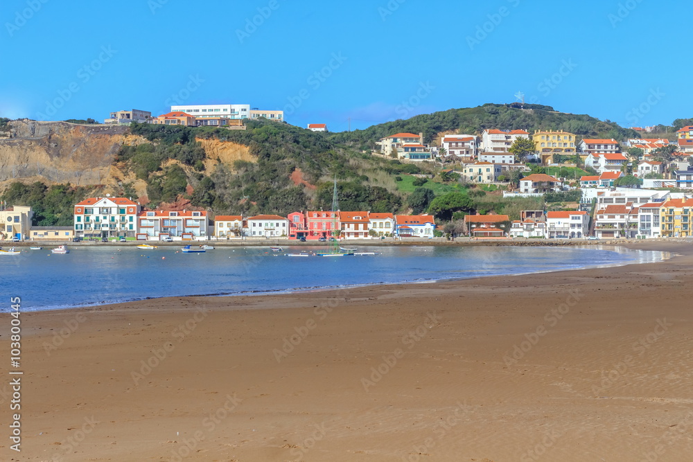 Praia de São Martinho do Porto no Litoral de Portugal