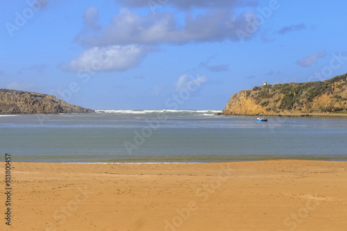 Praia de S  o Martinho do Porto no Litoral de Portugal