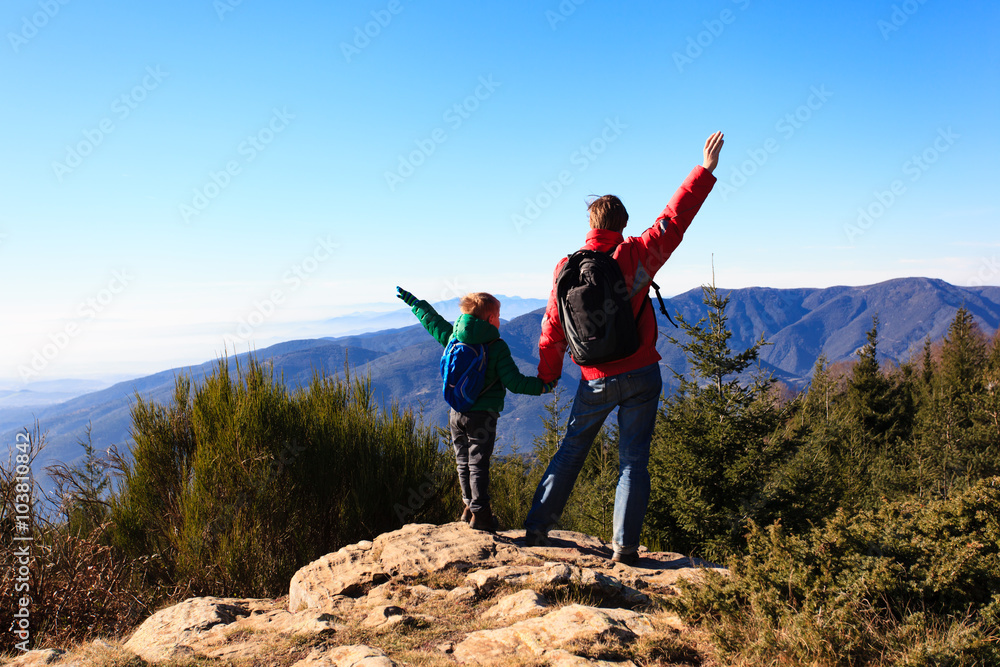 Obraz premium szczęśliwa rodzina piesze wycieczki w malownicze góry