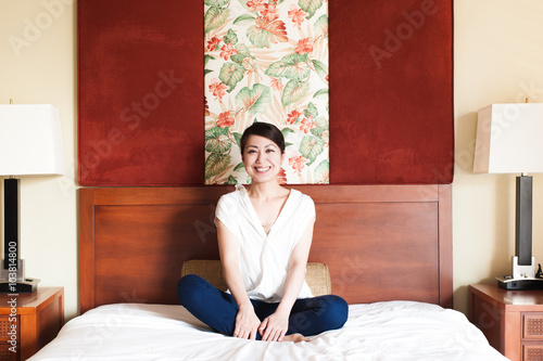 ベッドに座っている女性,スマイル © beeboys