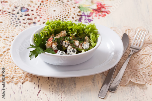 Serving salad with blue cheese